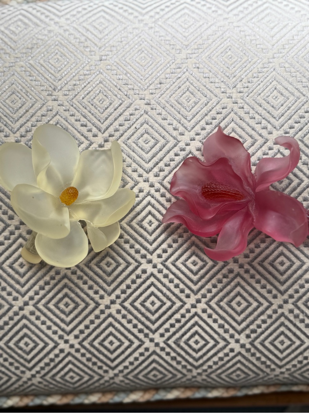 Artecnica Resin Flower Bottle Stoppers- Cream and Pink (2)